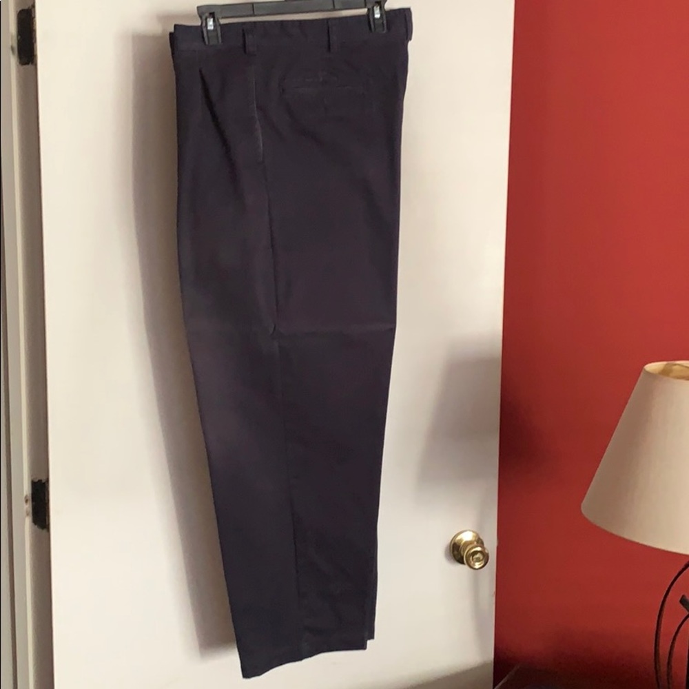 Eddie Bauer’s 100% cotton men’s casual pants